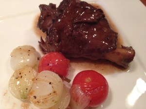 kalfsschenkel met uit en tomaat